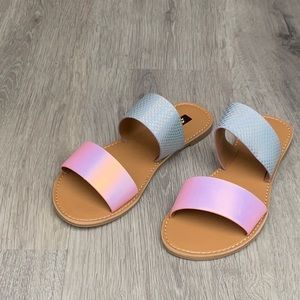 Slip on sandal with iridescent straps! Athena style by Qupid